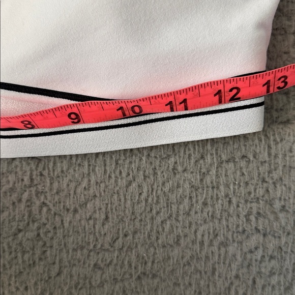 ALO Yoga Airbrush Heart Throb Bra White and Black Trim Sports Bra Size M - Picture 3 of 5